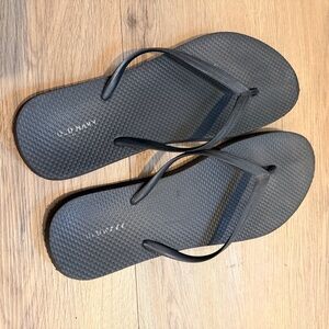 Old Navy Black Flip-Flop Sandals size 9/10